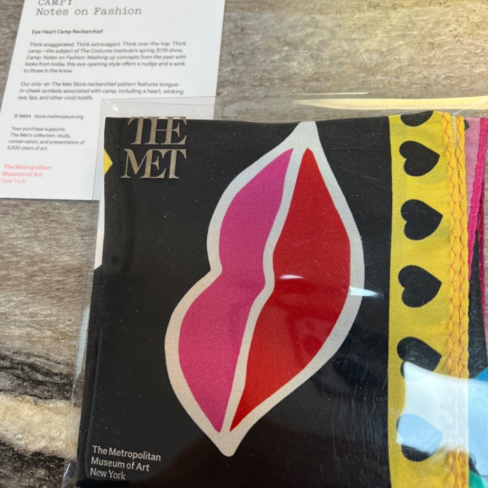METROPOLITAN MUSEUM OF ART EYE HEART CAMP 100% SILK SCARF 21" SQ (VALENTINE)NIB - Picture 2 of 10